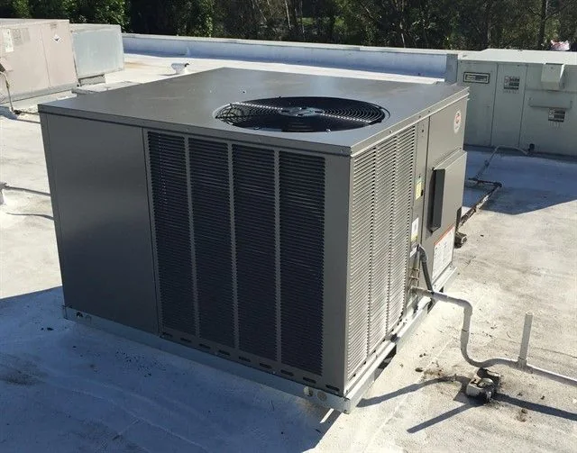 وحدة تكييف مجمعة Rooftop / Packaged وهي نظام مختلف عن السنترال Split