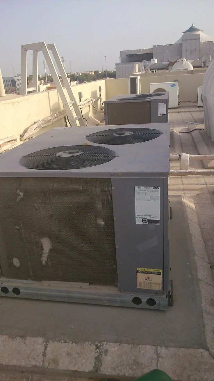 وحدة مكيف بكج Rooftop مثبتة على سطح مبنى