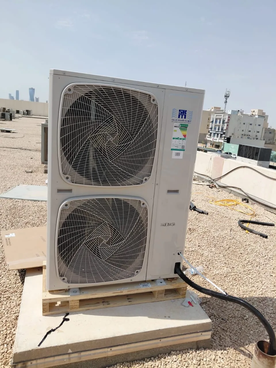 وحدة تكييف خارجية مركبة على سطح مبنى